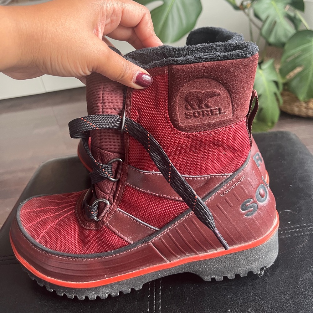 Sorel Tivoli burgundy / cherry red waterproof rain and snow boots size 7